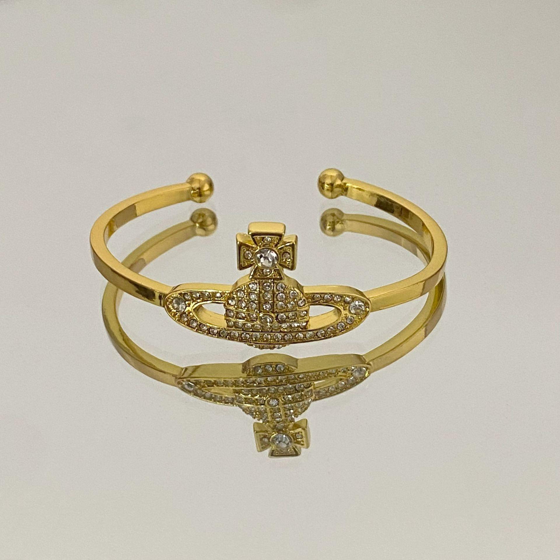 

Кольє-чокер Westwood Saturn: Висока версія, середній розмір, жіночі намистини 10 мм, застібка з логотипом. Complete Logo Details