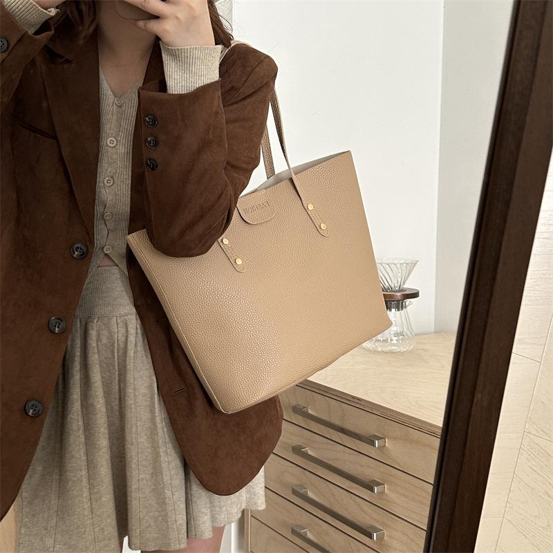 High-end Mother and Child Bag for Women with Large Capacity Simple and Fashionable Shoulder Bag Trendy Commuting Toy Bag