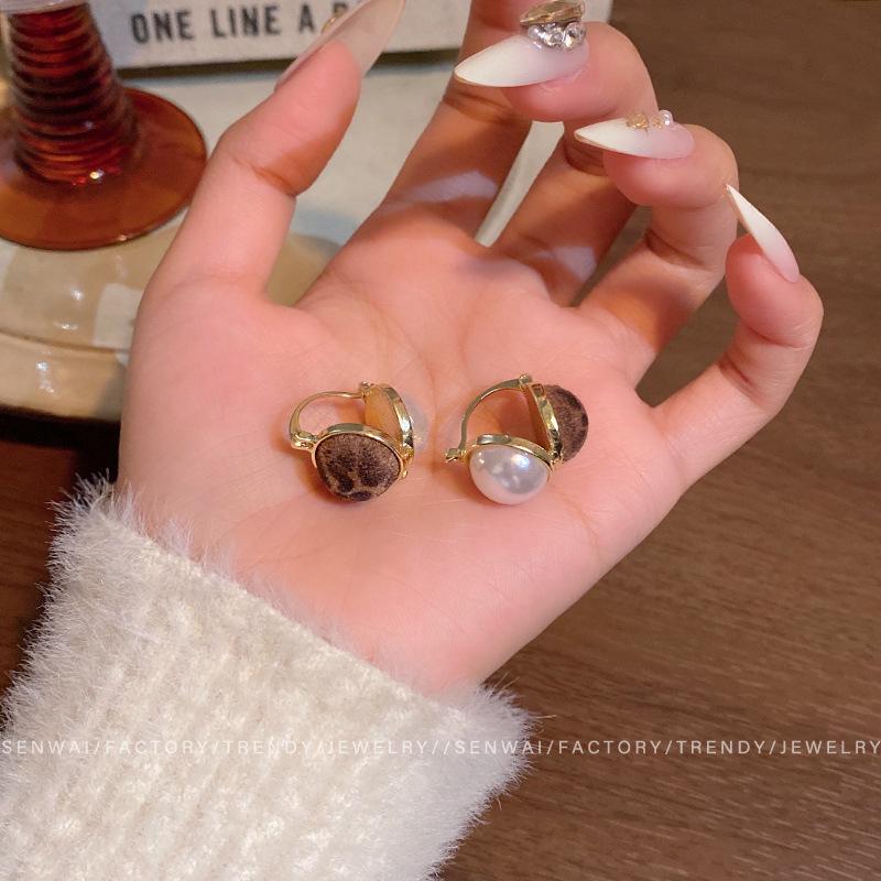 

New Lightweight Luxury Retro Leopard Print Double-Sided Earrings