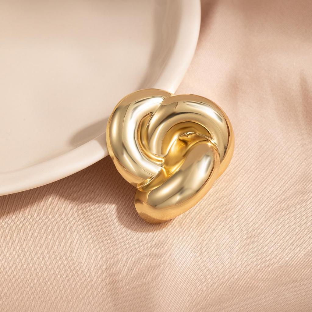 European American Fashion Metal Twist Brooch - Smooth, Unique Design Suit Accessory