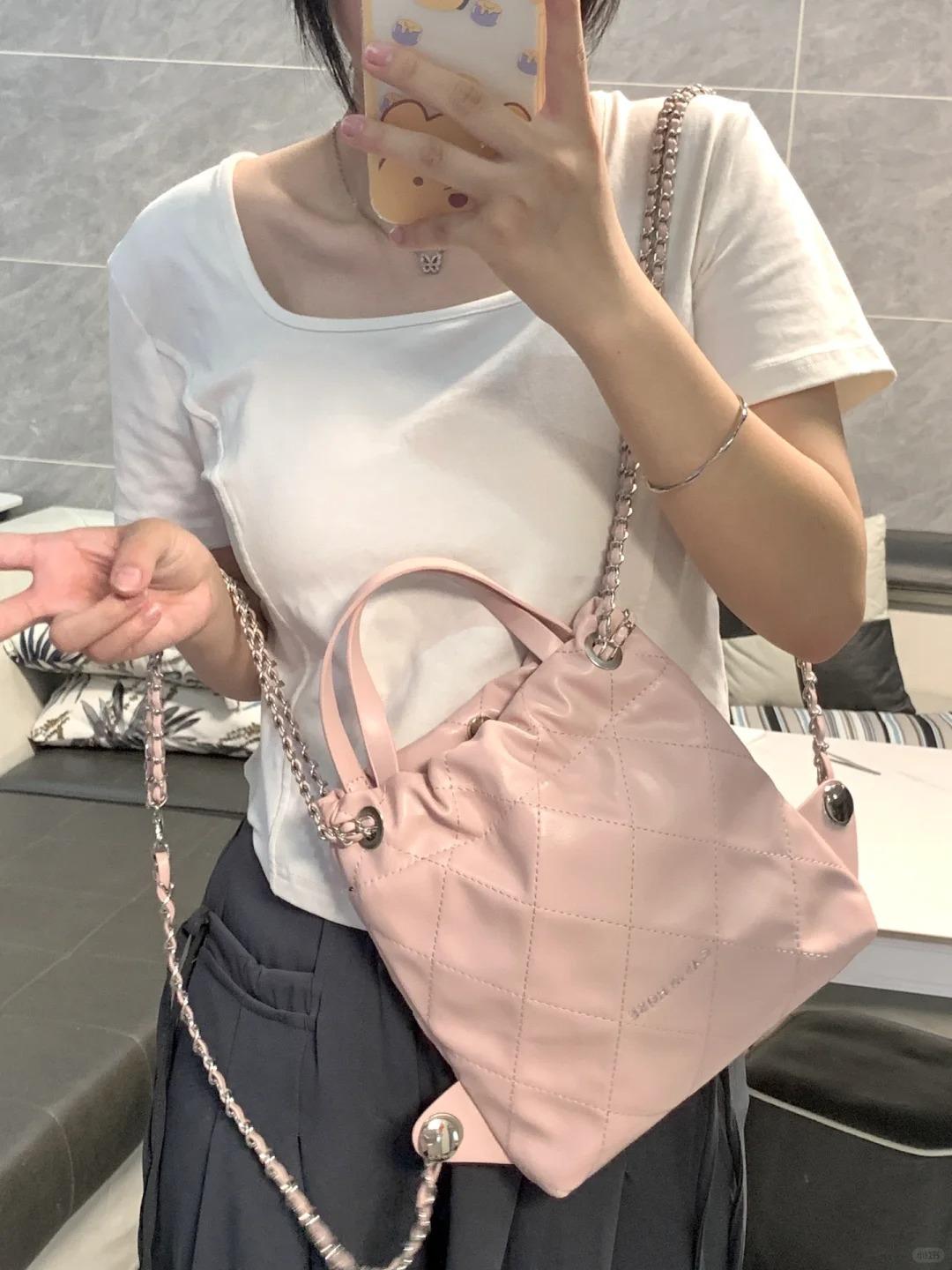 

Новий висококласний нішевий дизайн 2024 року, портативний рюкзак, невеликий ароматний ланцюжок, жіноча сумка у формі ромба по діагоналі рожевий