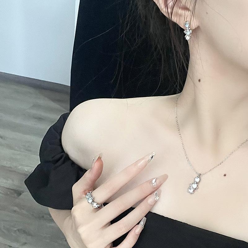 Zestaw biżuterii z kamieniem księżycowym Niszowy zmysł designu Otwarty pierścionek Zimny wiatr Premium Zmysł Kolczyki Naszyjnik z kamieniem szlachetnym