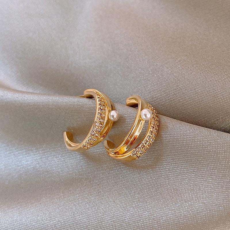 

Женские жемчужные серьги Прилив Модные и универсальные Темперамент Дизайн Чувство холодного ветра Серьги Ретро Простые серьги