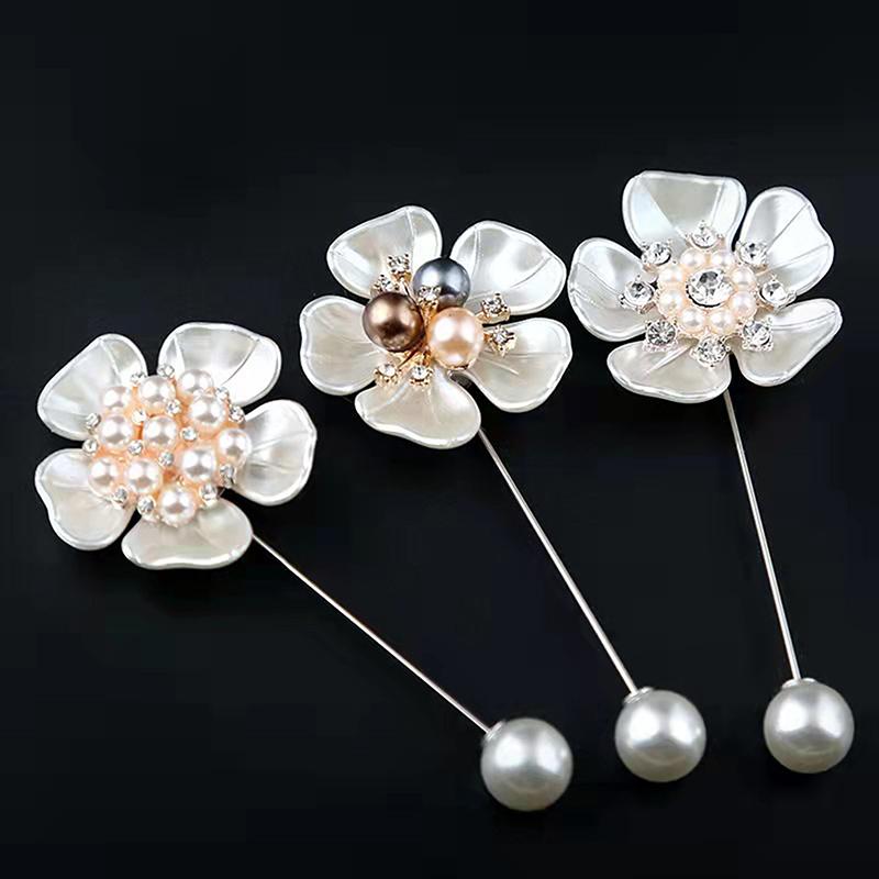 Imitace perly, brož Kamélie květina pro ženy Bílá květina Kytice z okvětních lístků Dlouhá jehla Košilový límec Lapel Pin Dárek