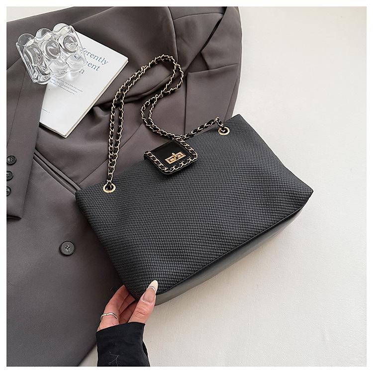 

2025 новая сумка-тоут женская цепочка большая вместимость модный тренд универсальная с высоким чувством стиля для поездок на работу сумка-мессенджер чёрный