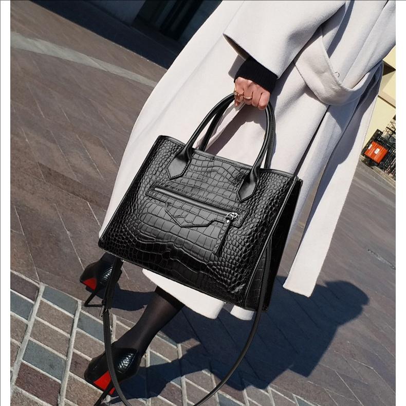 Luxuriöse schwarze Rindsleder-Tragetasche mit Krokodilprägung – Elegant & Praktisch für Reisen