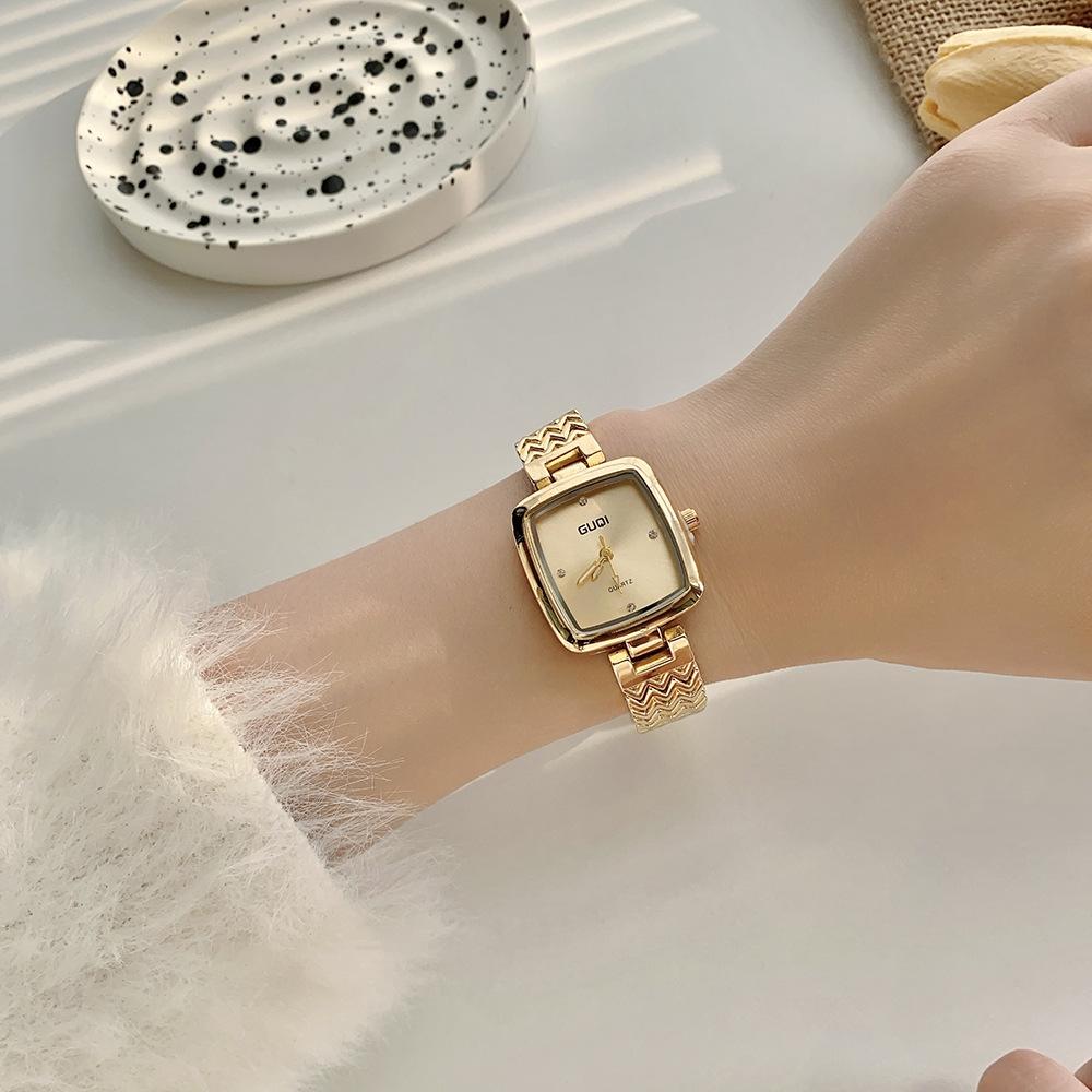 Montre Carrée Simple Petite Femme Rétro Littéraire et Artistique Petite Montre à Quartz Petite Montre Dorée Haut de Gamme