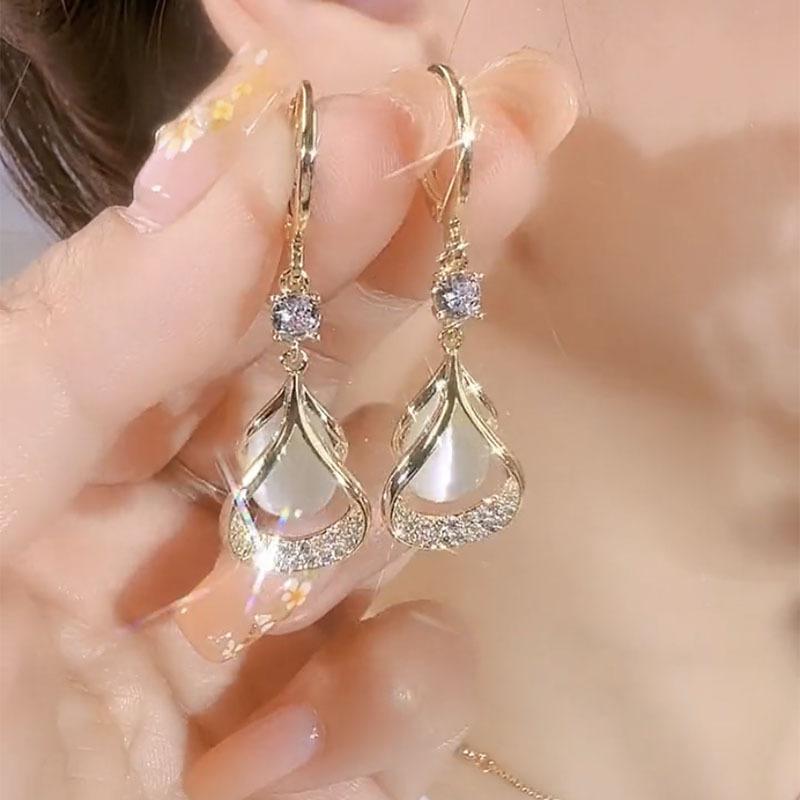New Fashion Trend Zircon Crystal Black Leaf Pendant Earrings for Women Unique Design Temperament Cool Girls Party Jewelry