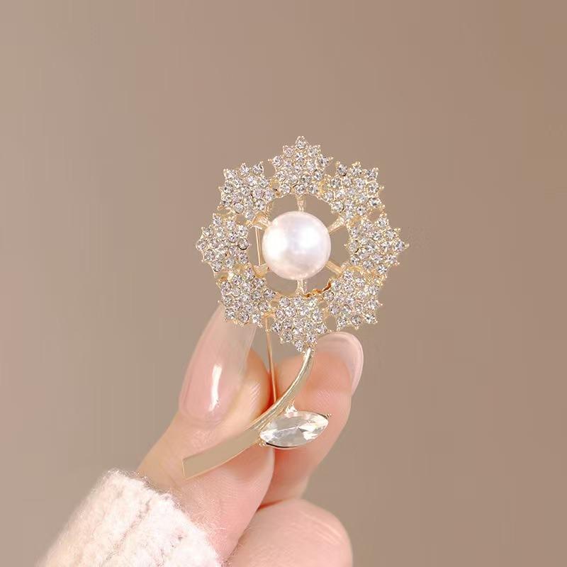 1pc Exquisite Style Gold Imitation Pearl Diamond Flower Shaped Brooch Lights Up Exquisite And Elegant Clothing Fashion Styling