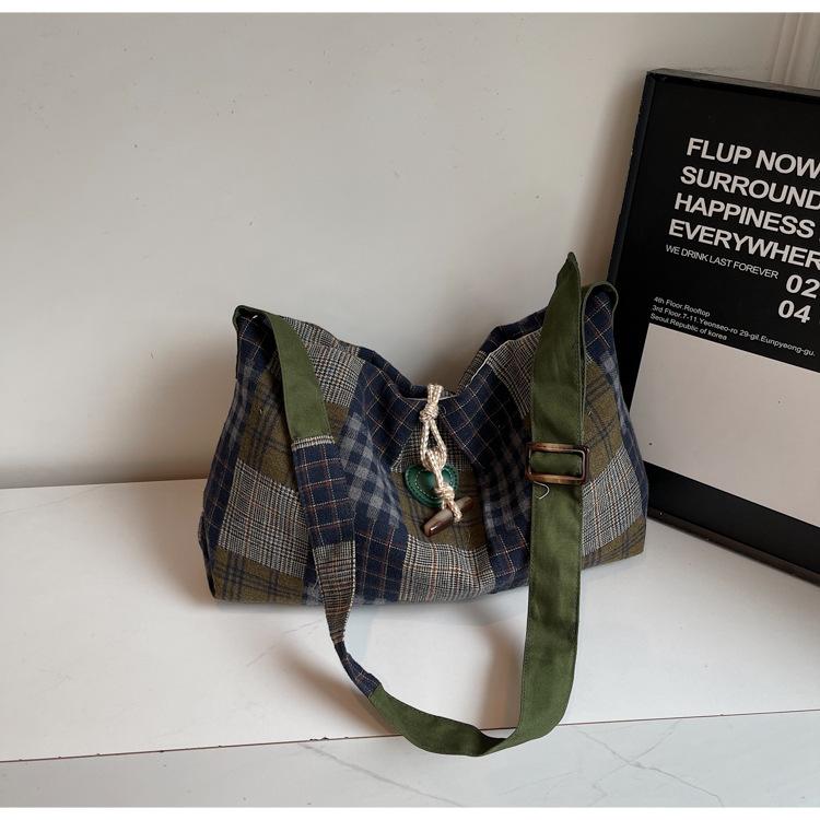 

Fashion plaid bag women s 2025 new casual large-capacity tote bag Korean version lightweight retro shoulder messenger bag
