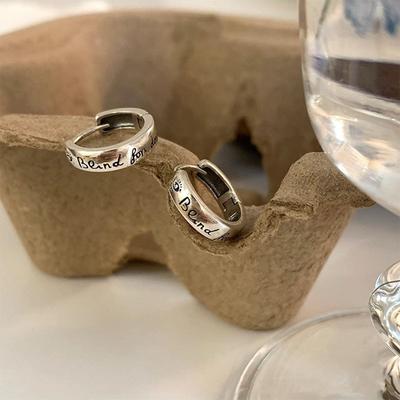 Sens du Design de Niche Boucles d'Oreilles Lettres Pures Rétro Industrie Lourde Personnalité Senior Cent avec Boucles d'Oreilles Clous Bureau Polyvalent Quotidien