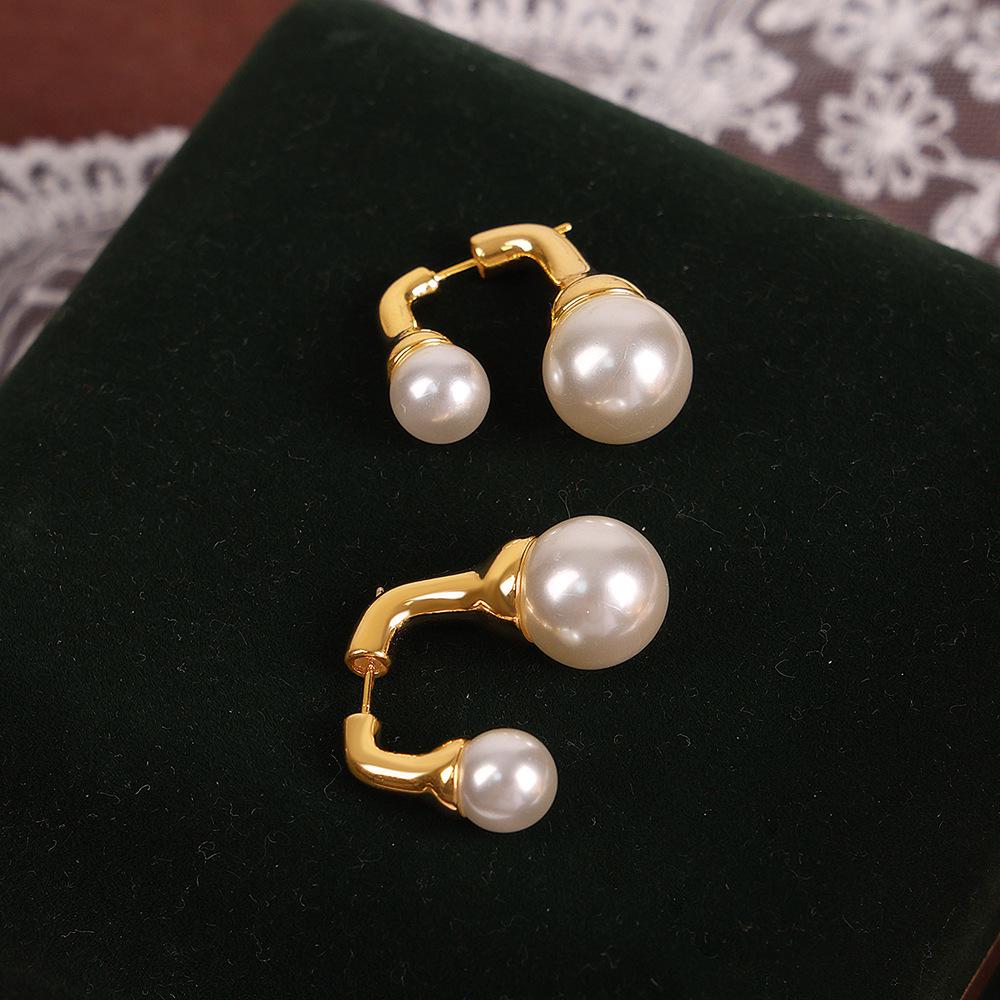 European & American Retro Pearl Earrings: Luxurious French Style with Smooth Metal Finish for Women