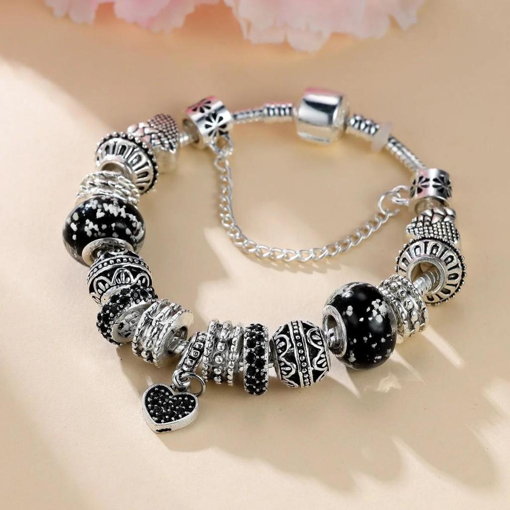 Bracciale con Ciondolo a Forma di Cuore con Strass Neri e Perline Ceramiche di Ciliegio