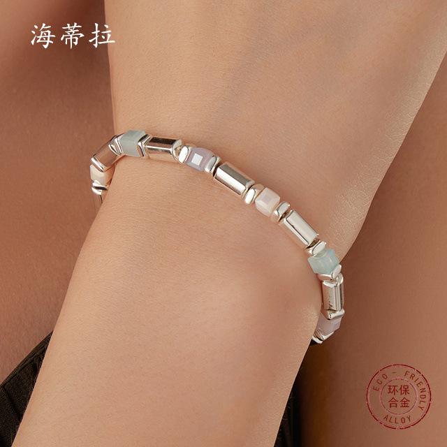 Originales neues kleines quadratisches elastisches Perlenarmband, farbige Harz-Diamantschliff-Einzelperlen Damenschmuck