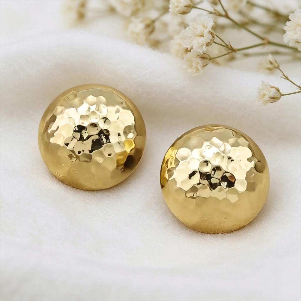 A Pair of Hammer-pattern Metal Round Stud Earrings, European and American Simple Design Sense, Suitable for Women's Daily Wear