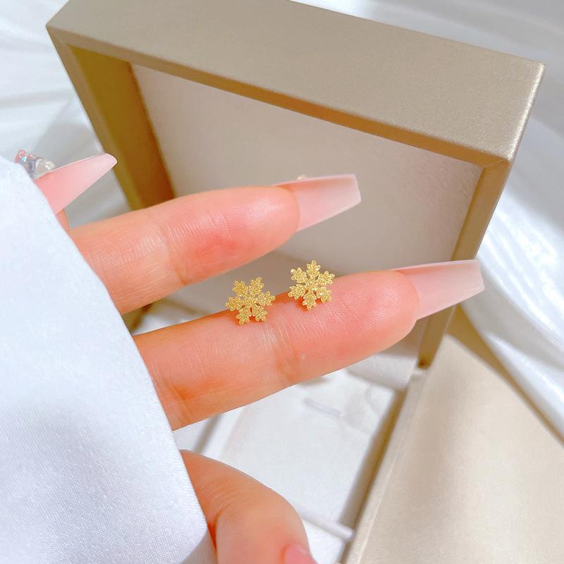 Gold Foil Snowflake Minimalist Small Stud Earrings Cold Men'S And Women'S Earrings Personality Temperament Banquet Earrings