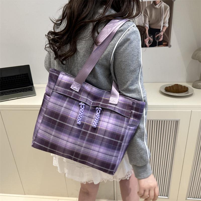 The new fresh and literary plaid is fashionable, simple and large-capacity. Students are casual in class. Portable tote shoulder bag.