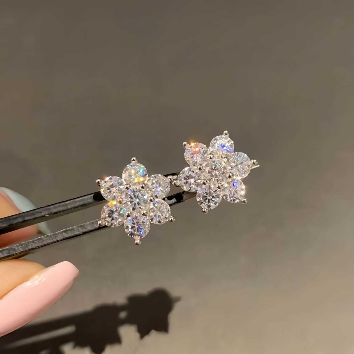 18K Gold Plated S925 Sterling Silver Zircon Snowflake Stud Earrings for Women - Luxurious and Elegant Design 925 Sterling Silver