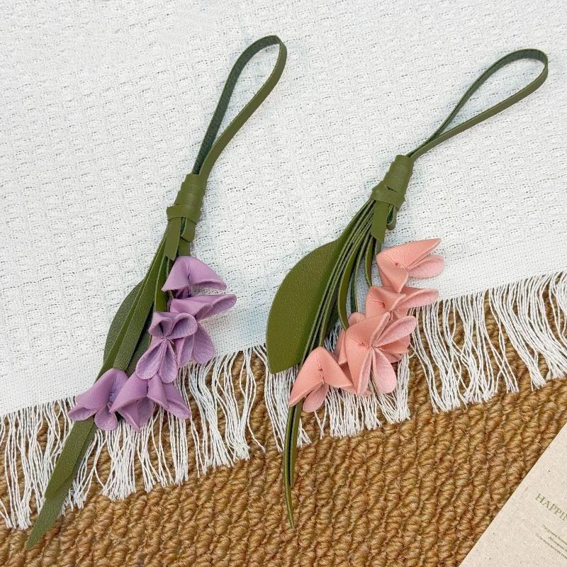 1Pcs Leather Keychain Multi-Color Hanger Flower Pu Leather Pendant Handmade Car Keyring Creative Cartoon Bag Ornament