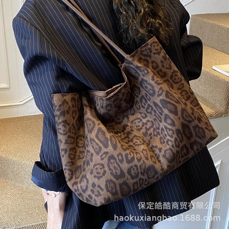 Casual Large-capacity Bag Women's 2025 New Commuter Versatile Shoulder Bag Popular Leopard Print Portable Tote Bucket Bag