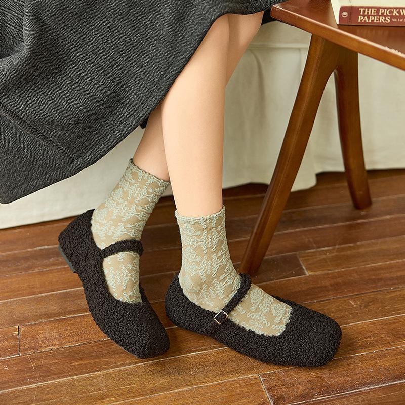 Female Spring and Autumn Literature Retro Stereoscopic Relief Flowers Palace Wind Suction Breathable In The Tube Pile Socks
