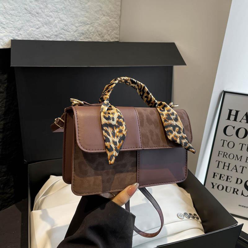 Niche design portable small bag women's autumn new fashion commuter small square bag high value shoulder bag