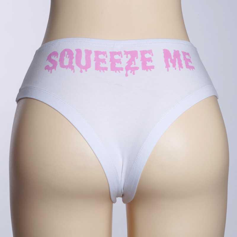 Qolda ishlangan porno rasmlar Osiyo ayol stol ostida onanizm qiladi