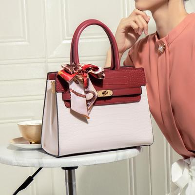 Elegancka torebka crossbody w stylu lekkiego luksusu na Dzień Matki 2024 dla pań w średnim wieku