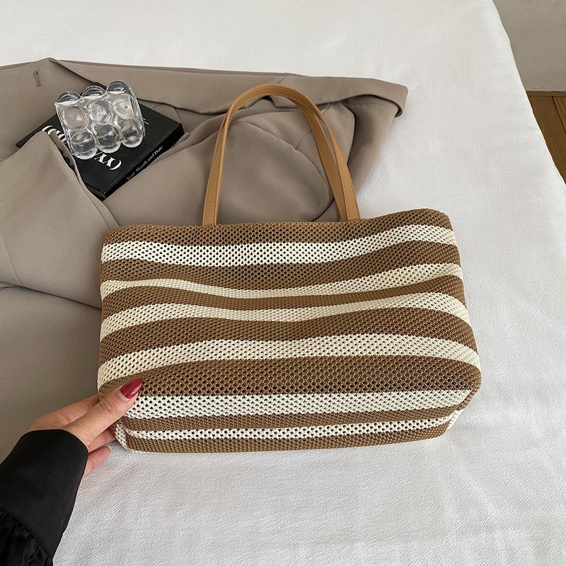 

Trend sense large capacity striped tote bag women s 2025 summer new woven large capacity lazy light shoulder bag хаки
