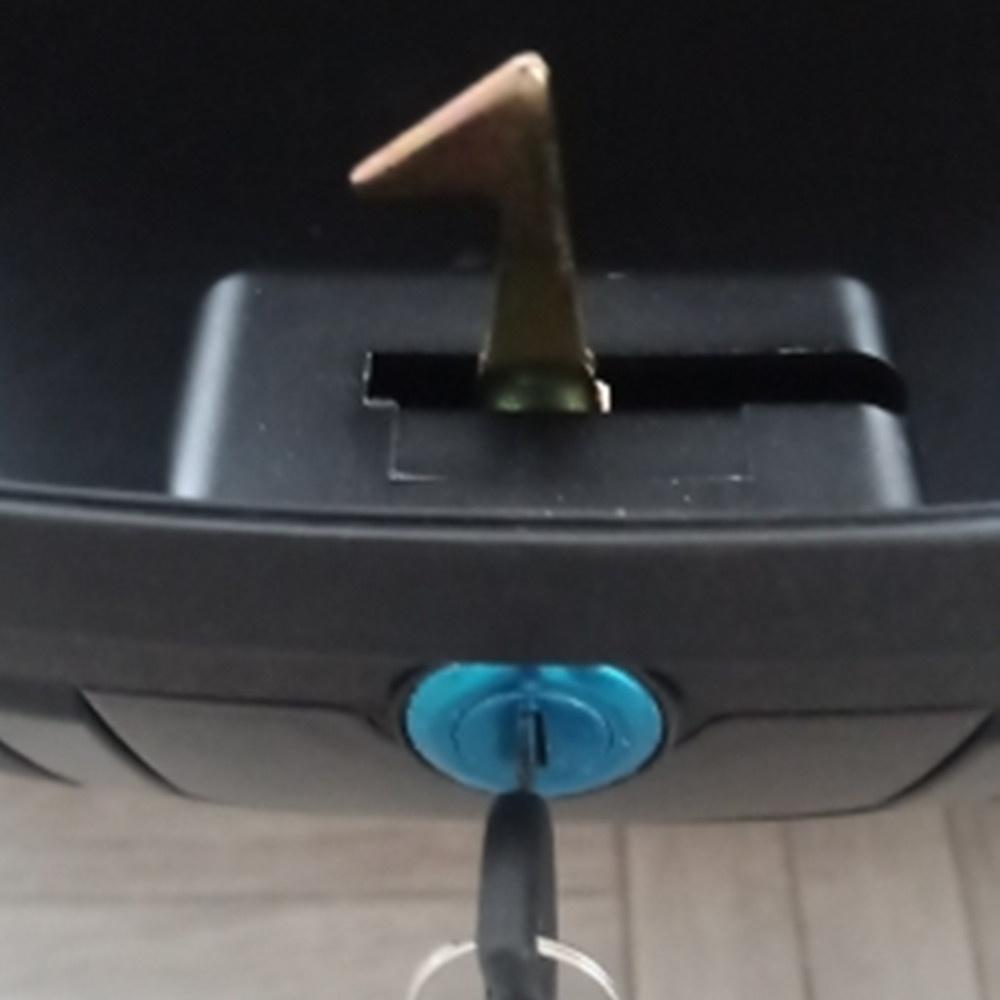 Zámek ocasní skříně motocyklu Zámek zadního kufru Montáž dílů