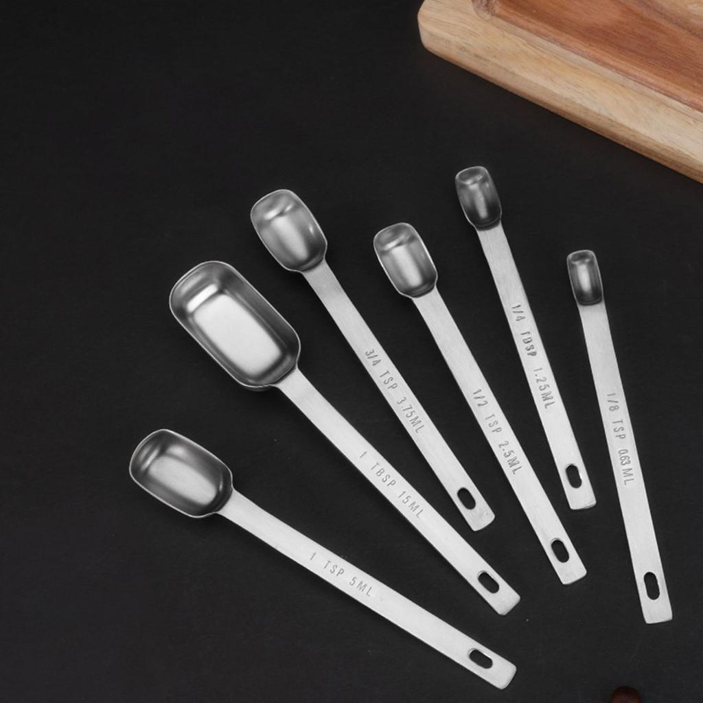 Sett med 6 måleskjeer i rustfritt stål for tørre og flytende ingredienser Nøyaktige måleskjeer Kjøkkenredskaper