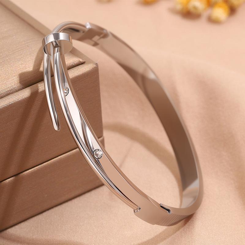 Hot-selling titanium steel bracelet, girls' high-end sense of fashion, popular light luxury in Europe and the United States, Gypsy star love diamond