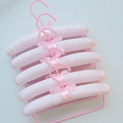 5 Stück 25cm Satin Gepolsterter Kleiderbügel Seidenbezogener Kleiderbügel Kleideraufhängung Silberner Haken Schwammbügel Kleidung für Kinder Baby