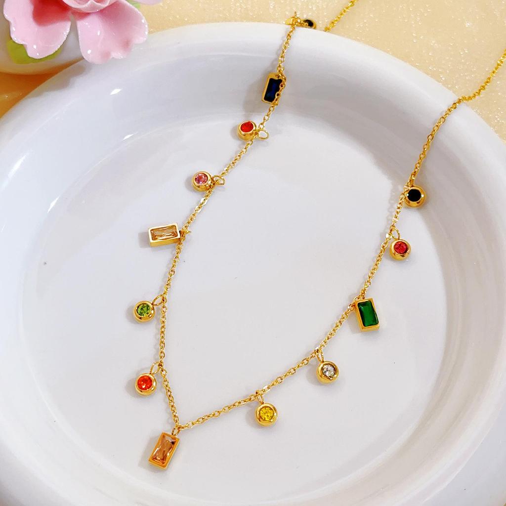 Złoty naszyjnik ze stali nierdzewnej: Elegancka, Wszechstronna, Nieblaknąca Biżuteria Damska