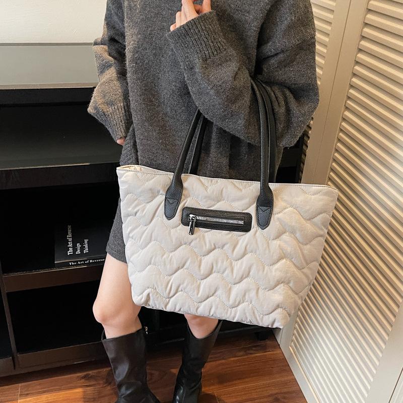 2025 winter new large-capacity diamond portable shoulder bag casual simple retro versatile tote bag