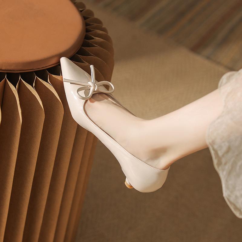 Absatzschuhe für Damen Neue flache Öffnung Kleiner Absatz Einzelne Schuhe Damen Spitz zulaufende Spitze Lackleder Schleife Damenschuhe