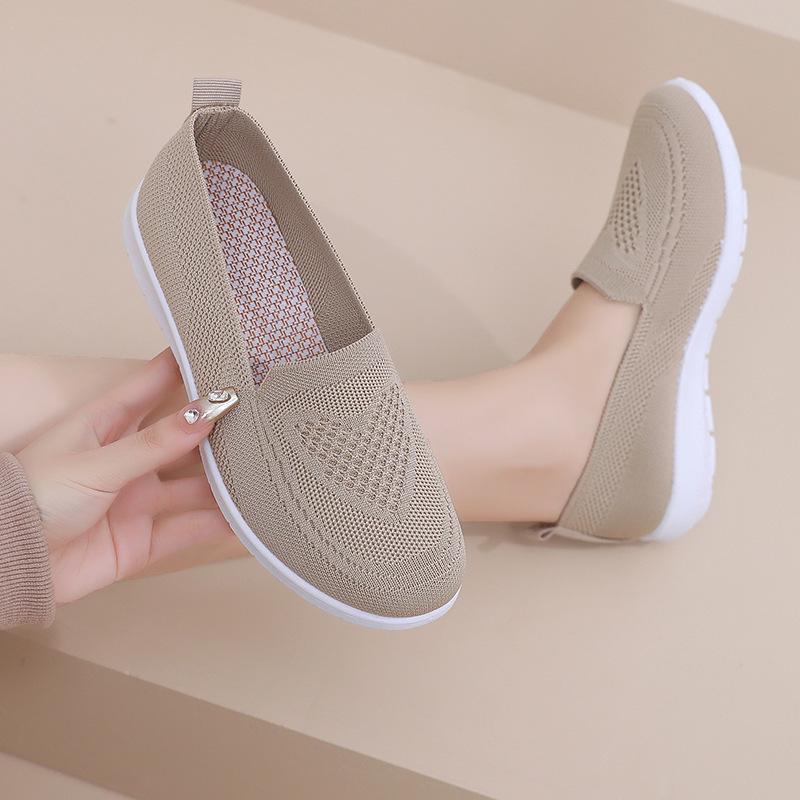 Women's Slip-On Old Beijing Cloth Shoes: Breathable, Flat-Bottomed, Casual, Knitted for Middle-Aged and Elderly, Large Size Available.
