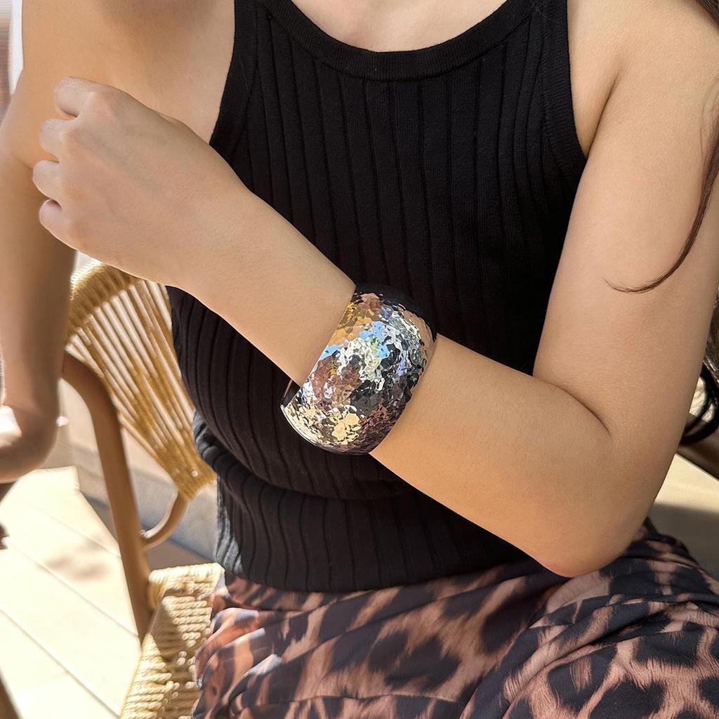 Europejsko-Amerykański Metalowy Okrągły Zestaw Bransoletek na Sprężynie: Szeroki design z unikalną osobowością