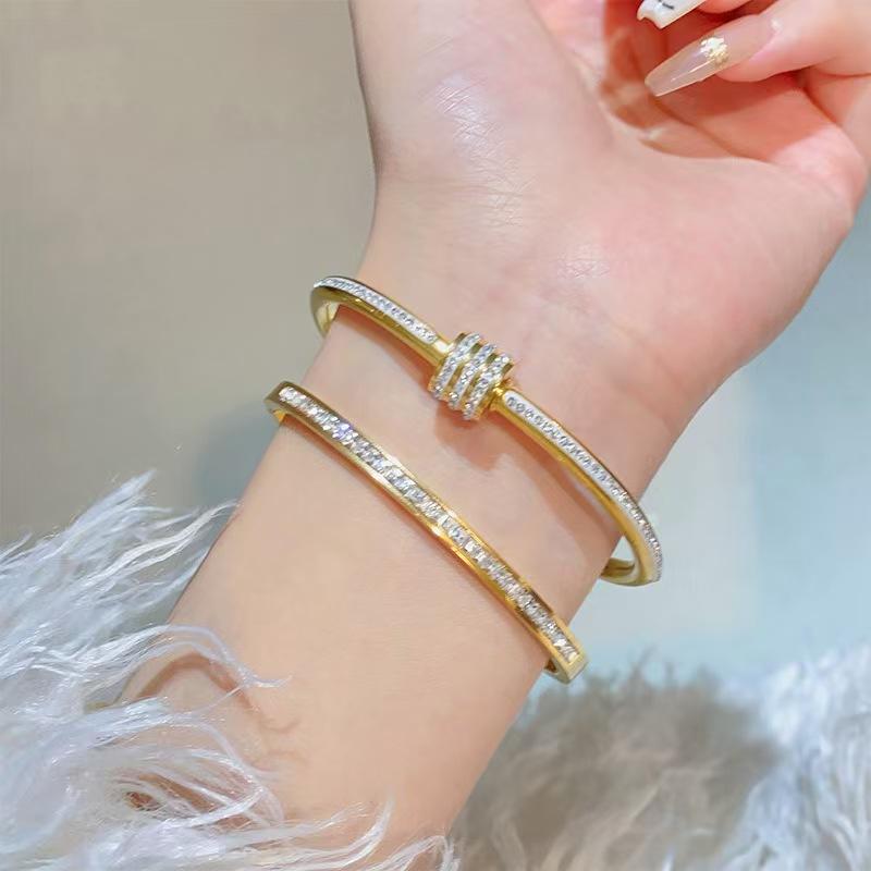 Golden Womens Bracelet Titanium Jewelry 18K Gold-plated Waterproof Rust Proof Non Color Changing Mens and Womens Couple Jewelry