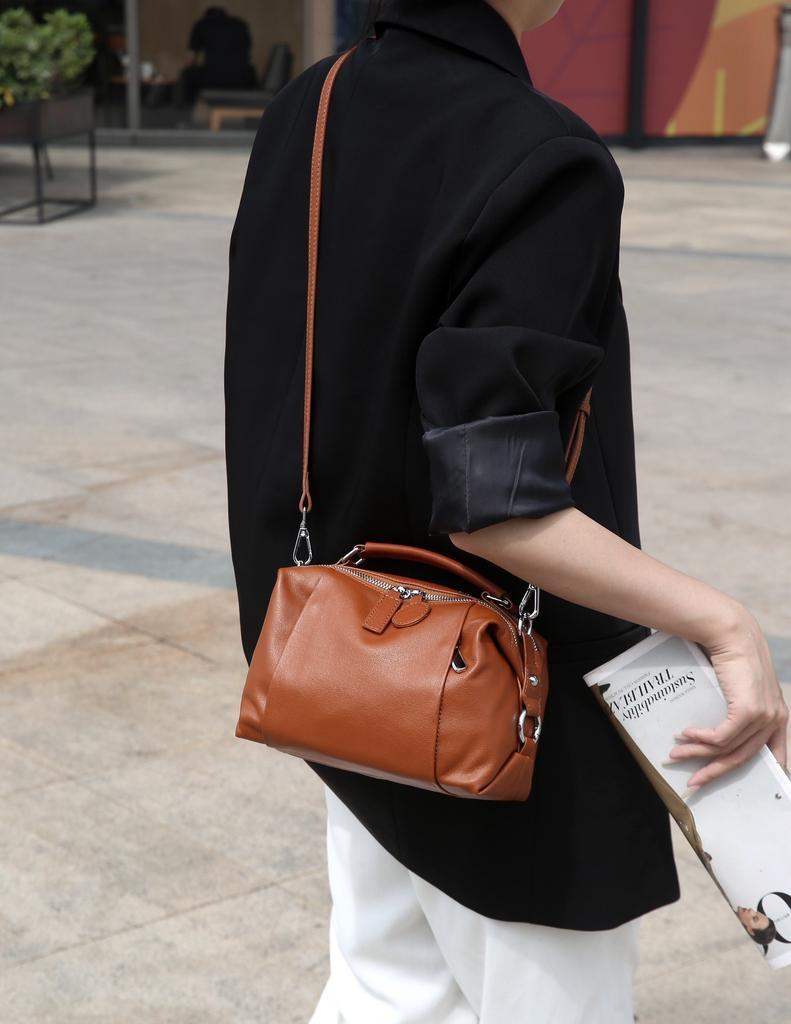 Head Layer Cowhide Boston Pillow Bag Women's New Crossbody Bag Black Fashionable High-end Soft Leather Handbag