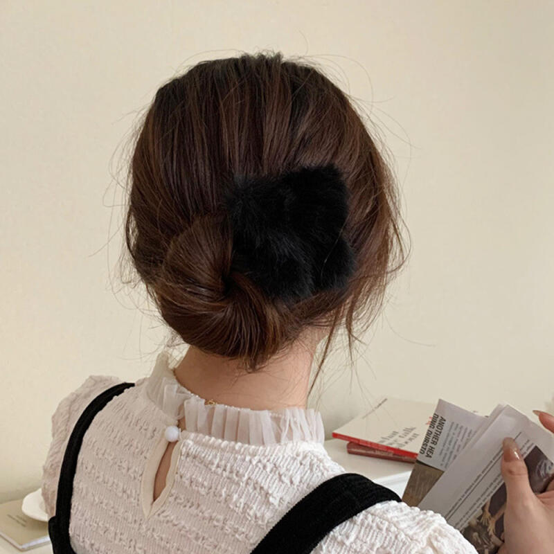 Vivid and lovely fake fur half-up hair clip brown