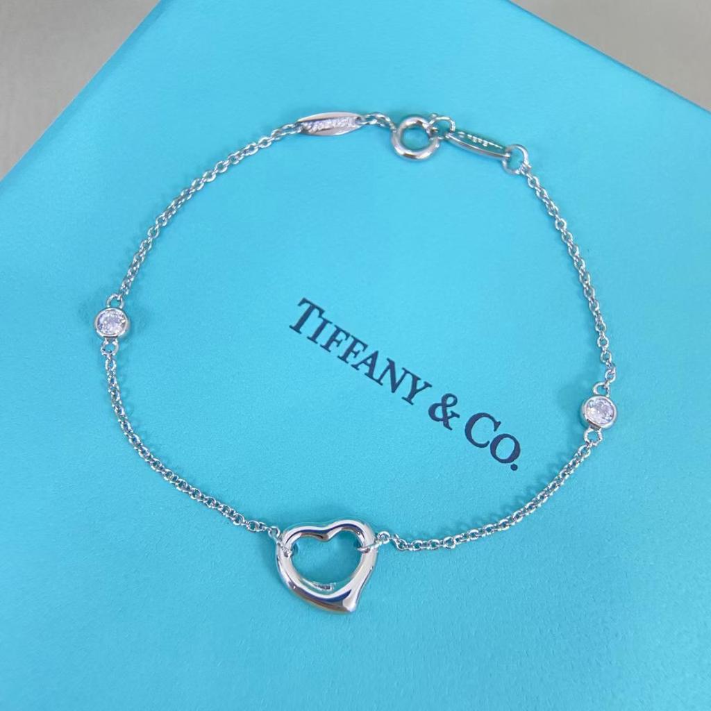 Elegant Silver Heart Pendant Bracelet for Women - Stylish and Versatile