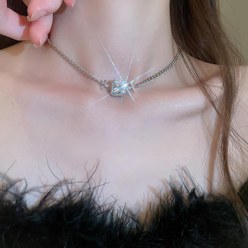 French Casual Wind Titanium Steel Triangle Necklace Light Luxury High Sense Simple Sweater Chain Trend Item Decoration Niche