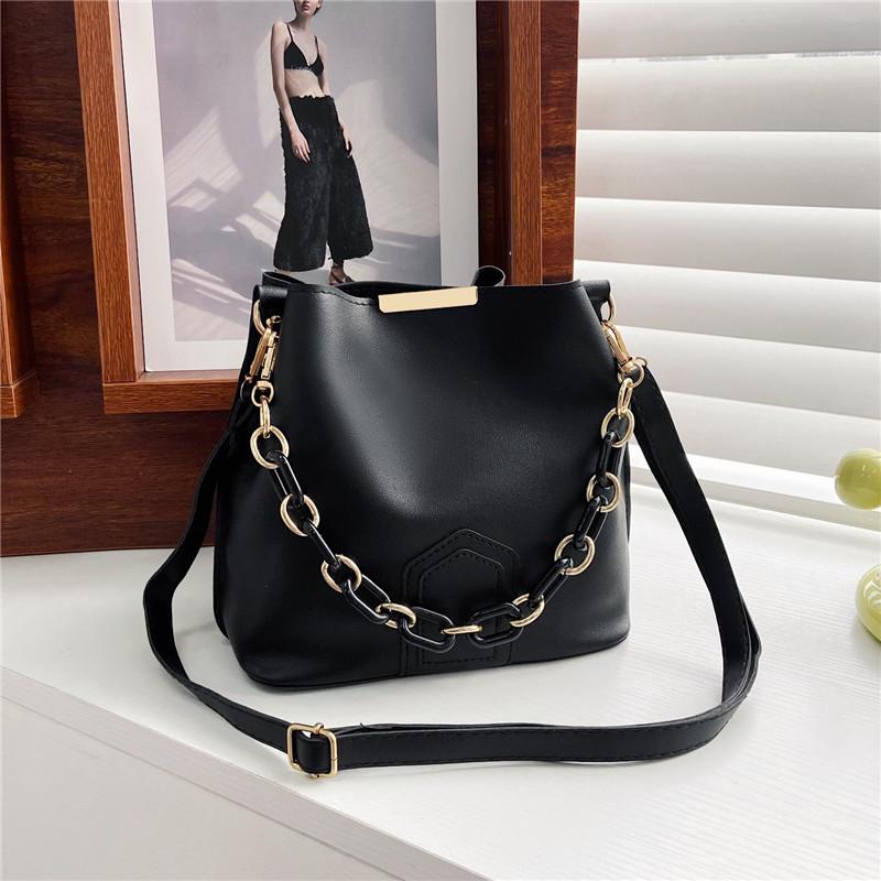 Texture design small bag women's summer 2025 new trendy fashion shoulder messenger women's bag foreign style portable bucket bag