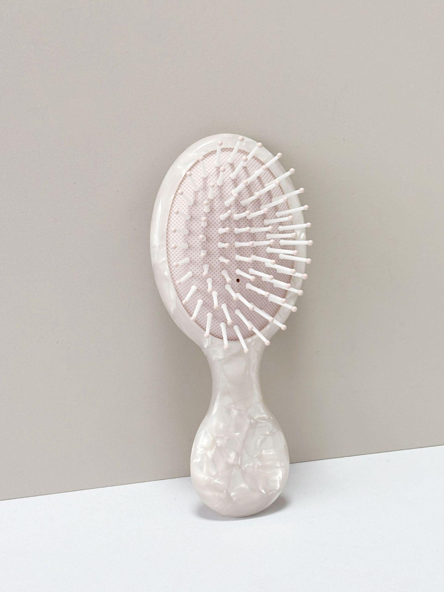 

Korean Mini Cute Cushion Brush: Small Portable Comb for Children s Hair Styling and Smoothing Massage белый