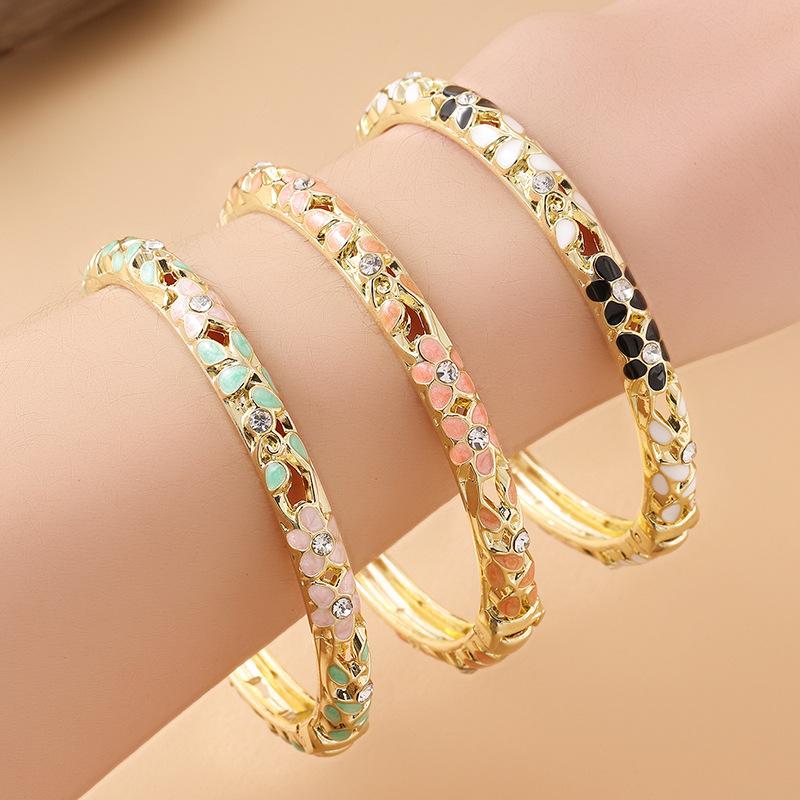 [Retro Chinese Filigree Cloisonne Drip Oil Bangle with Inlaid Diamonds and Hollow Enamel Design]