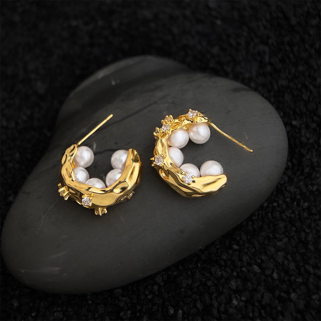 

18K Gold-Plated Pearl Zircon Textured C-Shape Earrings – French Light Luxury Style