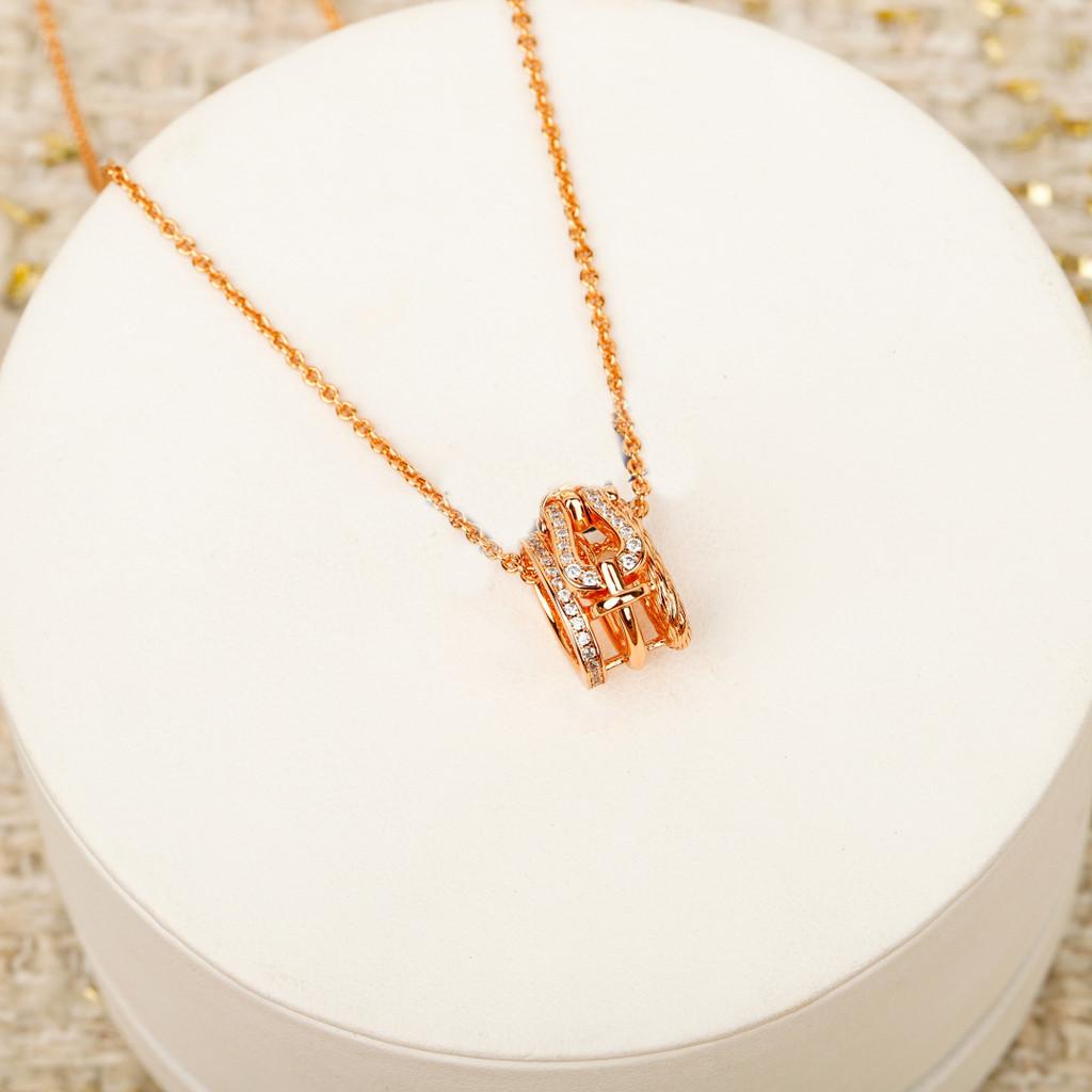 

Подвеска-подкова с бриллиантовой вставкой на застежке цепочки, толстое золотое гальваническое покрытие для более длительного сохранения цвета розового золота