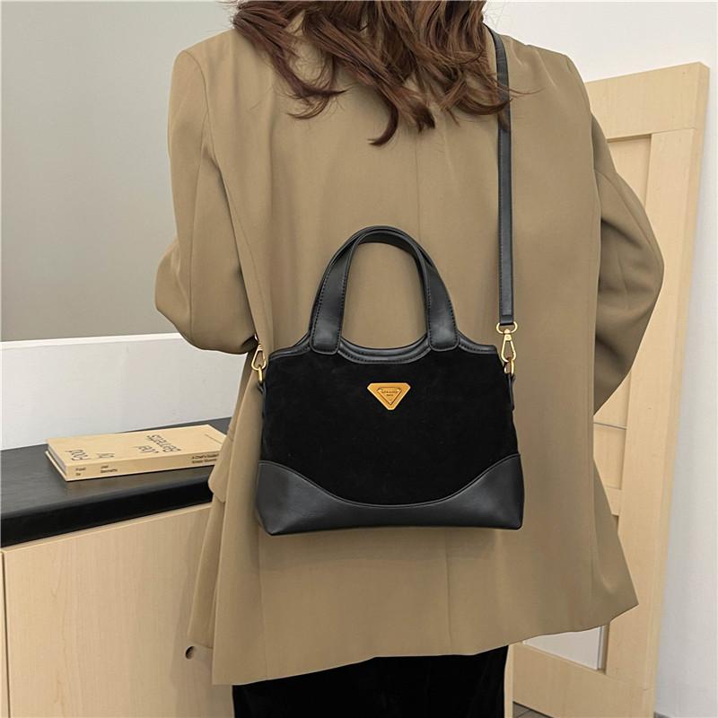 Winter new retro hand carry small square bag 2025 niche fashion matte shoulder bag feeling versatile messenger bag