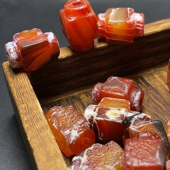 Natürlicher Roter Achat Weiße Haut Altes Buddhistische Perle DIY Zubehör Multi-Schatz-Perlen